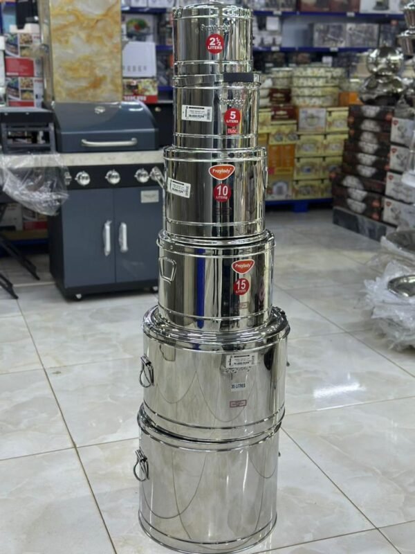 Casseroles isolées de Praylady